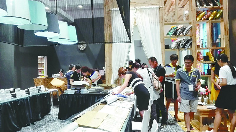 作為國內(nèi)領(lǐng)先的中高端生活用品市場專業(yè)展會——中國（上海）國際時尚家居用品展覽會（簡稱“上海時尚家居展”）今年邁入第十個年頭，將于9月20日～22日在上海新國際博覽中心舉行。上一屆展會參展商數(shù)量創(chuàng)歷史紀錄，共吸引來自14個國家和地區(qū)的379家參展企業(yè)參展。上海時尚家居展作為國內(nèi)家居及生活用品行業(yè)久富盛名的品牌盛會，來自國內(nèi)外的知名行業(yè)巨頭均紛紛確定本屆繼續(xù)參展。