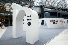 宋佳、吳秀波出席“湖畔in記”展覽開幕式